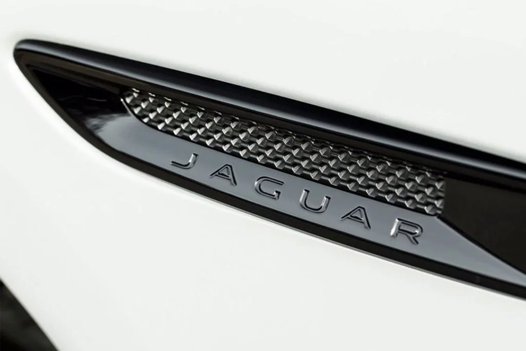Jaguar F-Pace 5.0 V8 550 SVR 5dr Auto AWD Panoramic roof